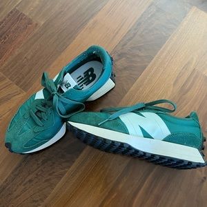 New Balance 327 - unisex w10/m8. Green, lightly worn